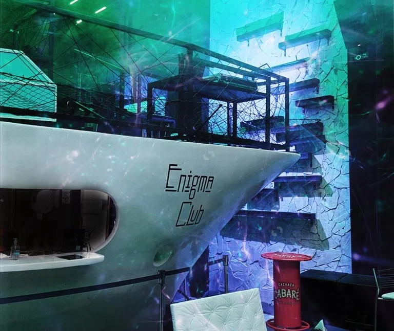 A imagem é de um bar simulando um barco da Casa de Swing Engima, em São Paulo